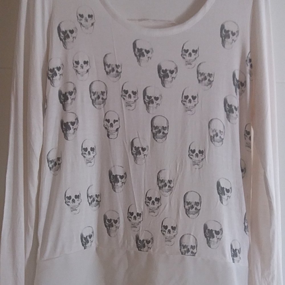 Women's long sleeve top, skull print
